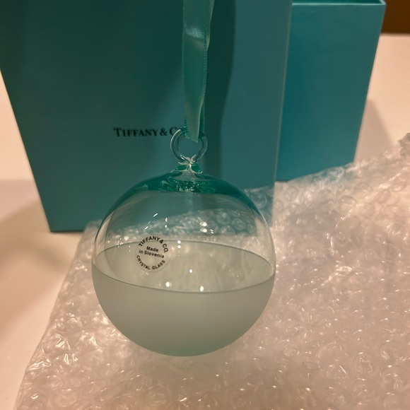 TIFFANY & CO CRYSTAL ORNAMENT CLEAR WITH FROSTED BOTTOM BRAND NEW WITH BOX - Picture 5 of 9
